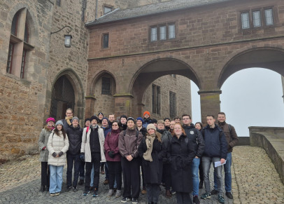 Das Foto zeigt die Gruppe vor dem Marburger Schloss