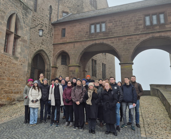 Das Foto zeigt die Gruppe vor dem Marburger Schloss