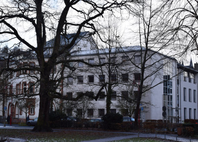 Man sieht das Gebäude der Archivschule vor kahlen Bäumen. Im Vordergrund liegt etwas Schnee.