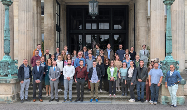 Die Gruppe vor der Villa Hügel