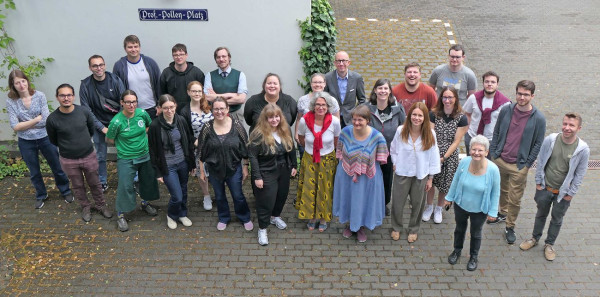 Auf dem Foto ist eine Gruppe von Menschen abgebildet.